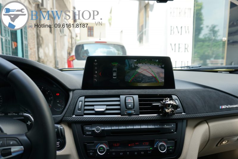 Hình ảnh màn hình 10.2 inch hiển thị camera lùi trên BMW F30