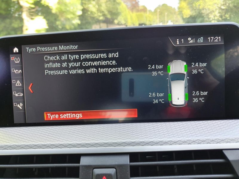 Thông tin về lốp xe được hiển thị trên màn hình